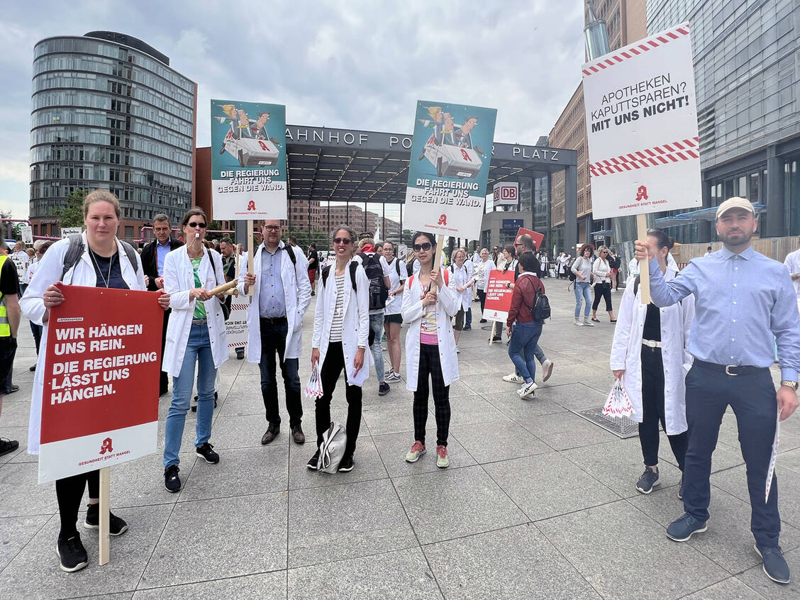 Schon im Jahr 2023 traf sich die Apothekerschaft zum Protest am Potsdamer Platz in Berlin.  / © PZ/Melanie Höhn