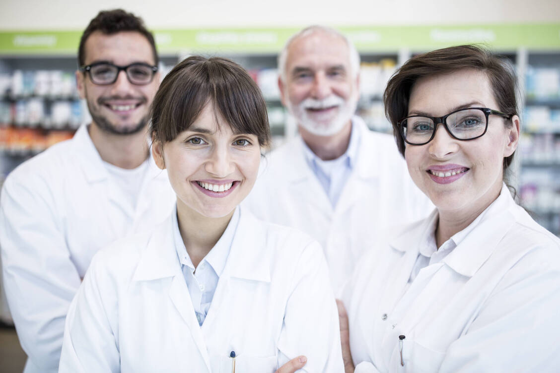 Beitrag zur Gesundheitsversorgung: Die Arbeit in einer öffentlichen Apotheke erleben mehr als 80 Prozent der Mitarbeitenden als sinnstiftend. / © imago images / Westend61