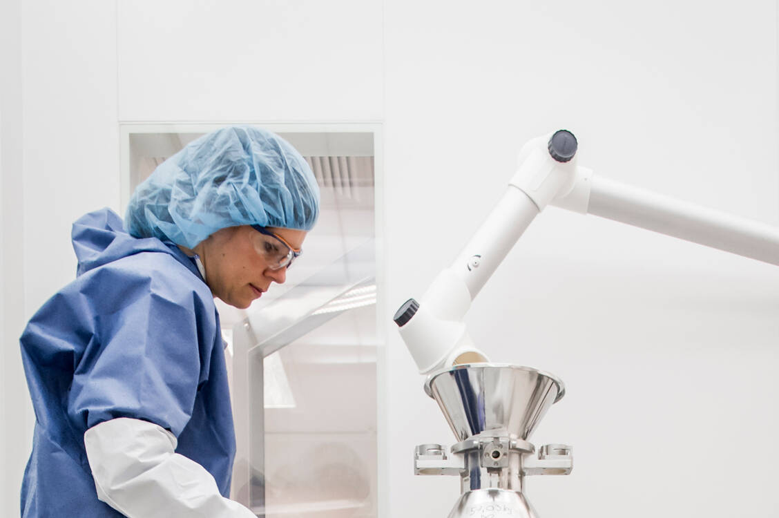 Astra-Zeneca stellt die Produktion der Hartkapseln mit Olaparib zum Jahresende ein. In Deutschland werden schon jetzt ohnehin fast nur noch die Filmtabletten verordnet, da sie einige Vorteile haben. Bei der Umstellung ist die unterschiedliche Dosierung zu beachten. / Foto: Astra-Zeneca