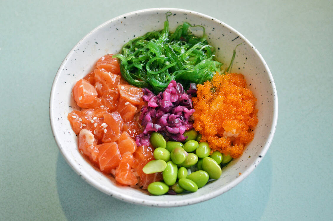 Poke Bowls sind angesagt und ohne Frage gesund – allerdings können Algen, Fisch und Meeresfrüchte zu hohe Bleigehalte aufweisen. / Foto: Getty Images/Irina Marwan