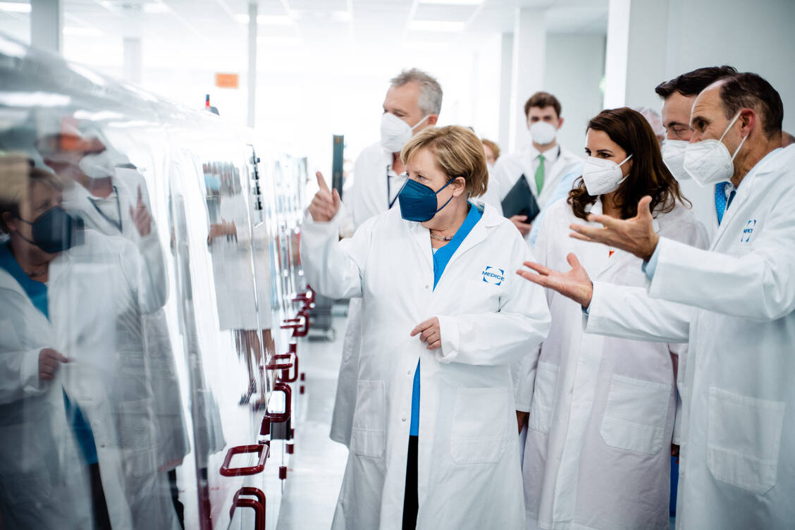 Bundeskanzlerin Angela Merkel nimmt derzeit mit einer Tour durch Deutschland Abschied – am gestrigen Mittwoch besuchte sie mit CDU-Generalsekretär Paul Ziemiak (2.v.r.) in Iserlohn den Pharmahersteller Medice. / Foto: Steffen Böttcher