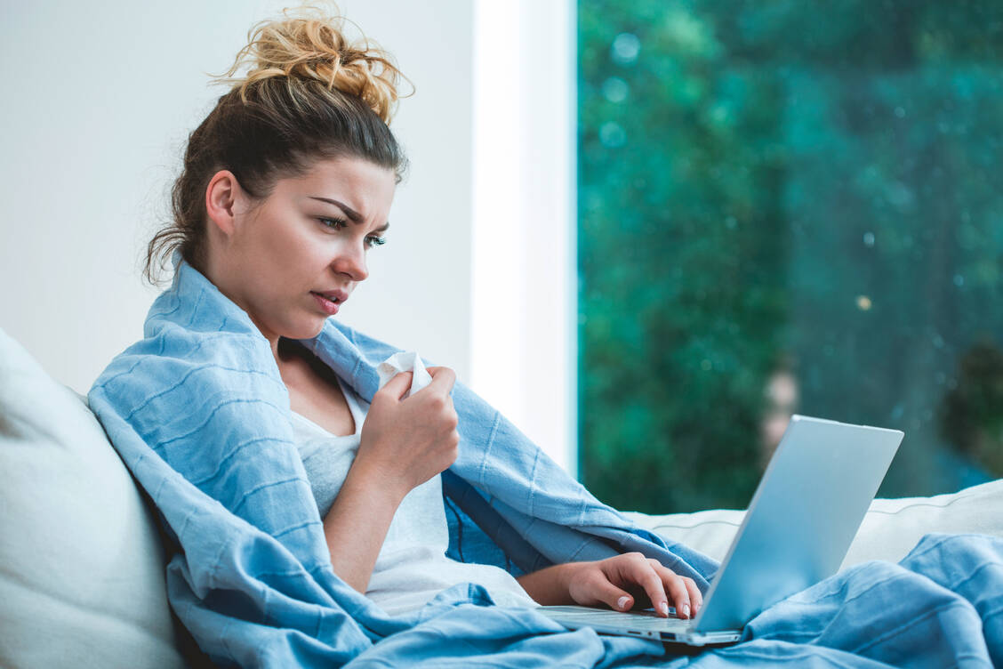 Die AOK Nordost sieht eine mögliche Attestpflicht ab dem ersten Krankheitstag kritisch. Die Krankenkasse plädiert stattdessen dafür, stärker gegen Langzeiterkrankungen vorzugehen. / © Adobe Stock / Photographee.eu