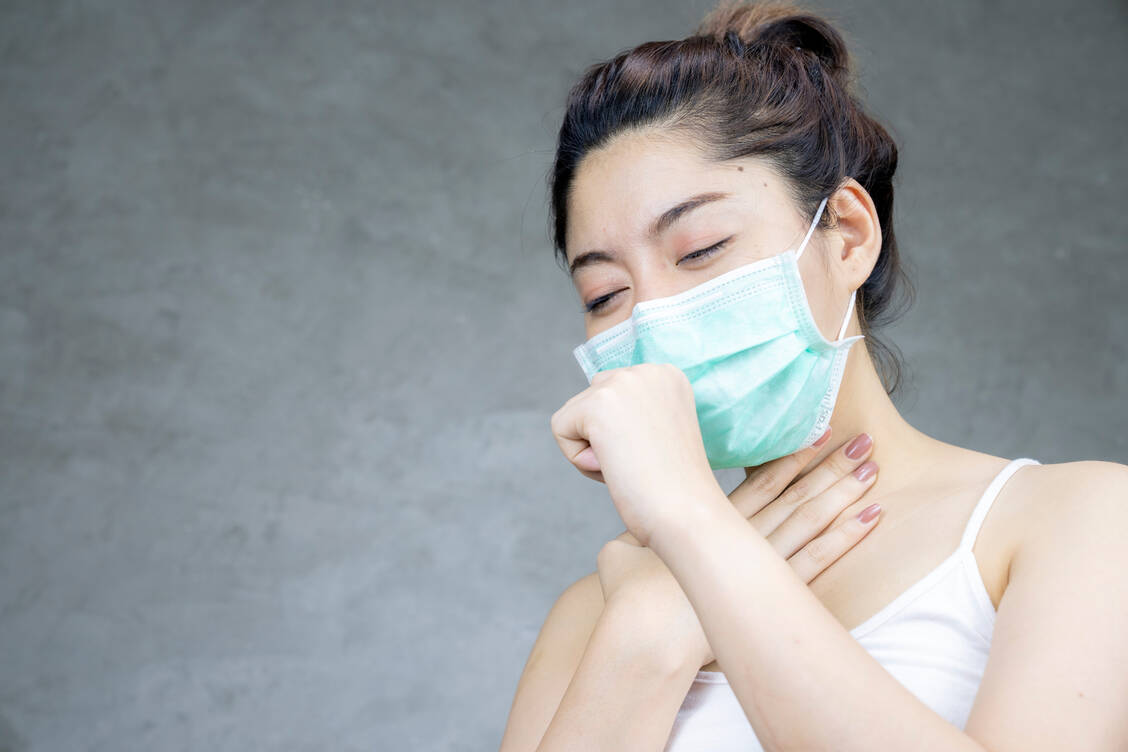 Covid-19-Symptome wie Husten korrelieren nicht unbedingt mit der Viruslast bei einer Coronainfektion und sind daher wenig geeignet, über die Länge der Isolierung zu bestimmen, zeigen aktuelle Studien. / Foto: Getty Images/Virojt Changyencham