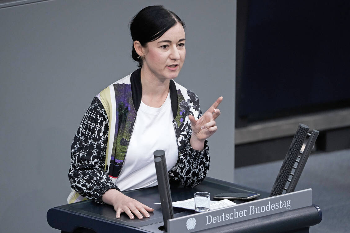 Die Grünen-Politikerin Paula Piechotta meint, dass die Apotheken vergleichsweise wenig einsparen müssen. / Foto: IMAGO/Political-Moments