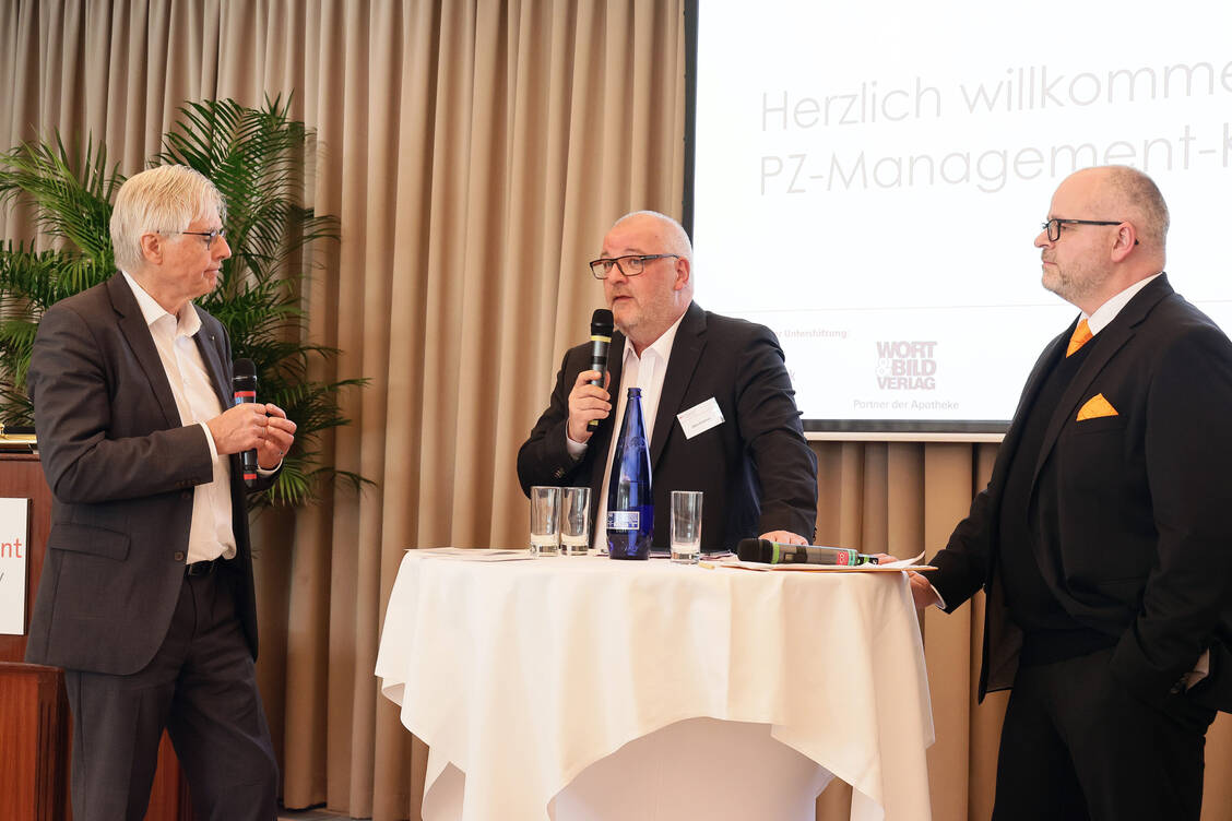PZ Senior Editor Prof. Dr. Theo Dingermann (links) in der Diskussion mit Jens Dobbert, Präsident der LAK Brandenburg (Mitte), und Danny Neidel, Geschäftsführer der LAK Thüringen über strukturelle Probleme beim Pharmaziestudium. / Foto: PZ/Alois Müller
