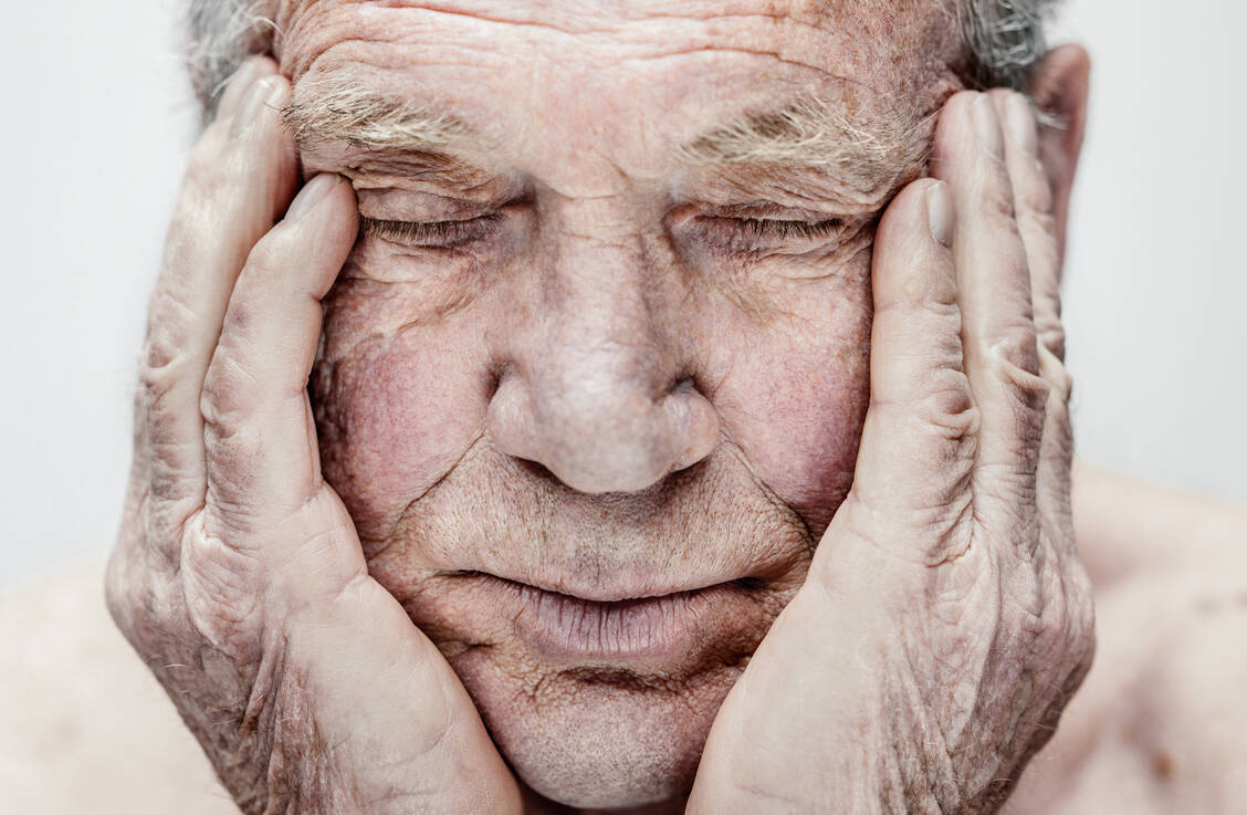Wenn ältere Menschen einen Tag nachdem sie ein Schlafmittel eingenommen haben, müde sind, kann das an einer zu hohen Dosis und/oder einem zu späten Einnahmezeitpunkt liegen. / Foto: Getty Images/Bernd Vogel