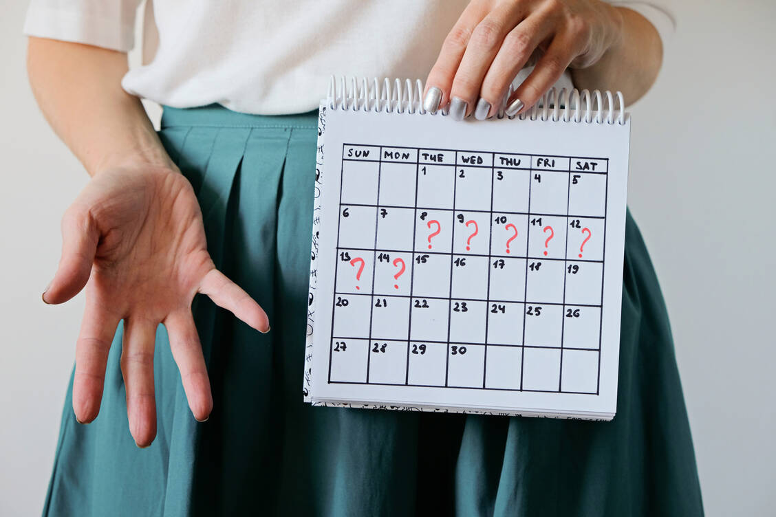 Forschende aus Schweden sehen keinen Zusammenhang zwischen Menstruationsstörungen oder Blutungen und einer vorangegangenen Covid-19-Impfung.  / Foto: Adobe Stock/natus111