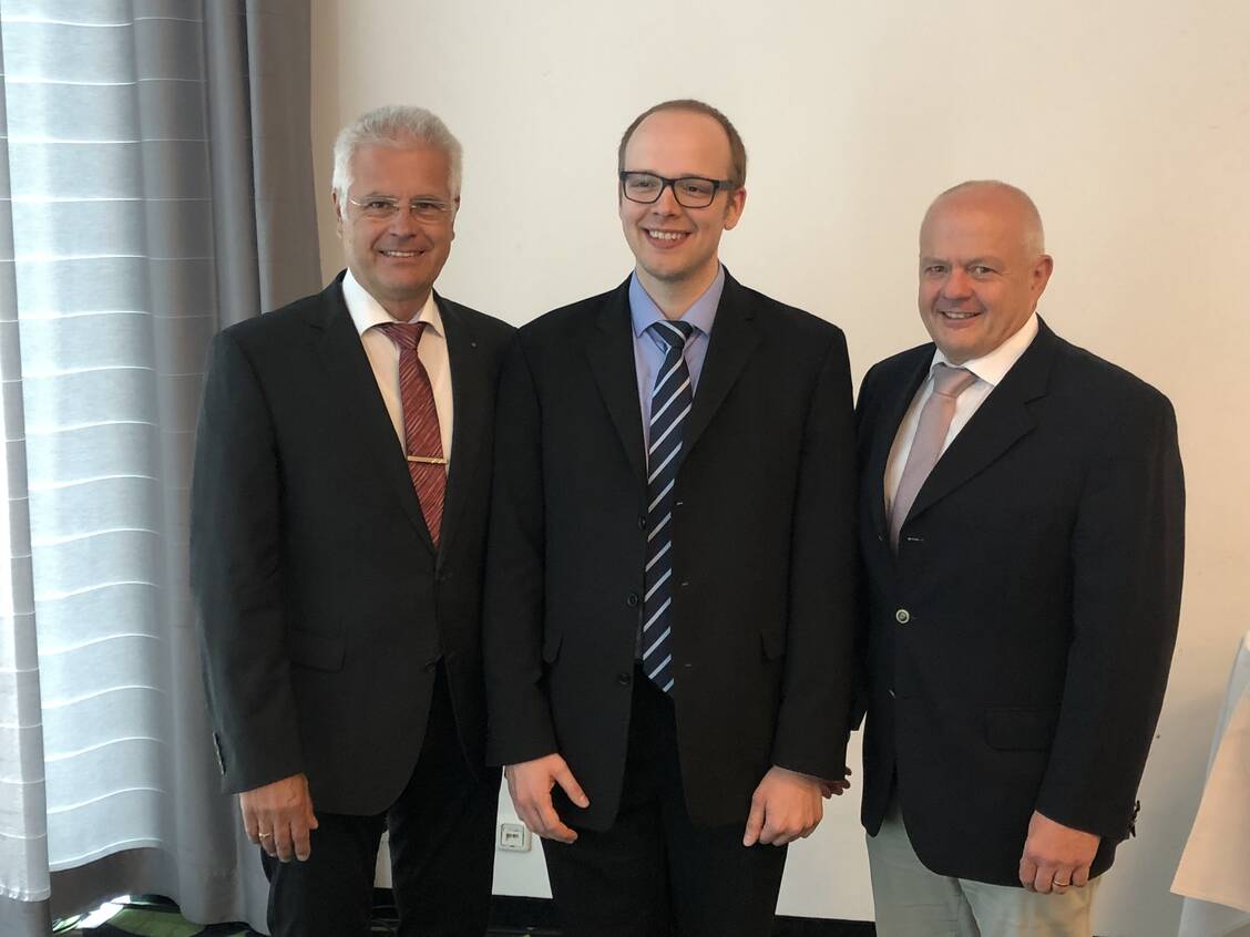 BAK-Präsident Andreas Kiefer (rechts) und BAK-Vize-Präsident Thomas Benkert freuen sich über das neue Vorstandsmitglied Hannes Müller. / Foto: BAK