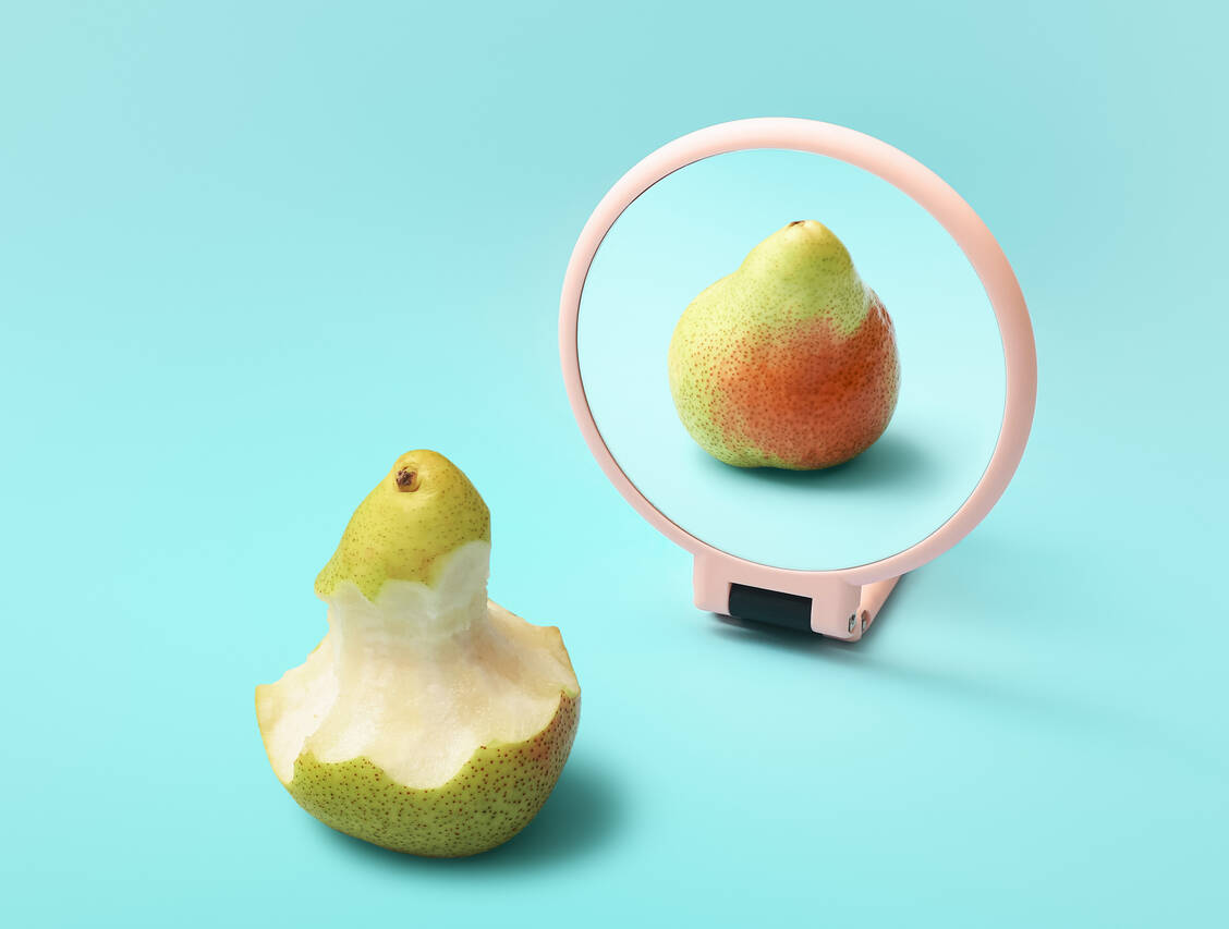 Gestörtes Selbstbild: An Anorexia nervosa erkrankte Menschen sind in der Regel deutlich untergewichtig, sehen sich selbst aber als zu dick und unförmig an. / Foto: Adobe Stock/Pixel-Shot