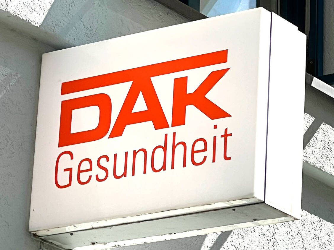 Die DAK hat das E-Rezept in der App  der Elektronischen Patientenakte (EPA) ergänzt / Foto: IMAGO/mix1