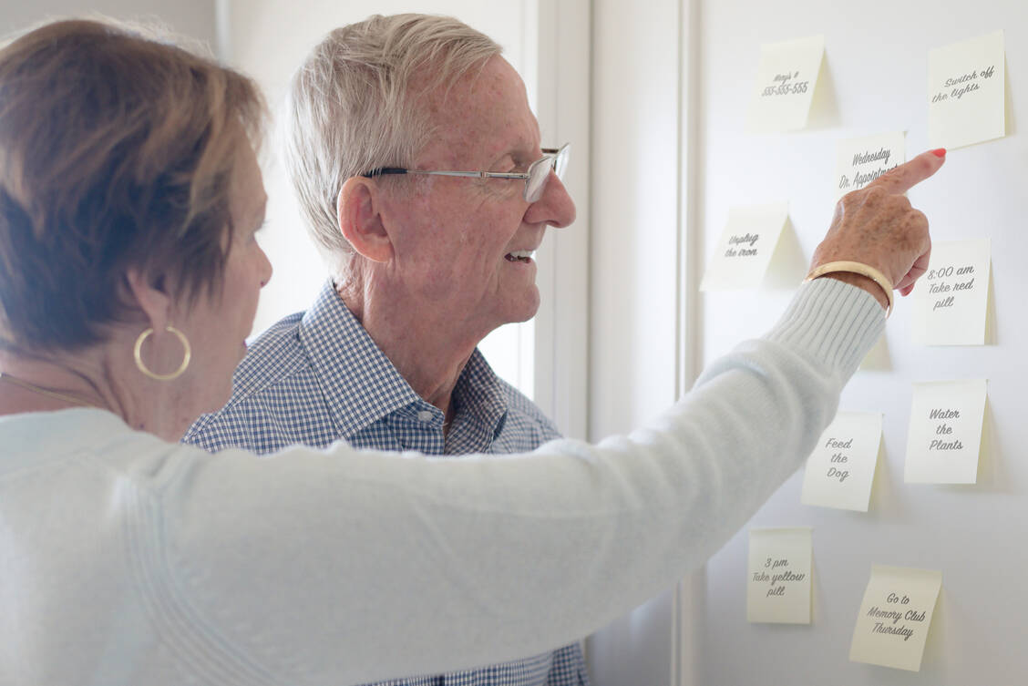 Wenn man trotz einer Fülle von Merkhilfen Wichtiges vergisst, kann dies ein Anzeichen für eine Alzheimer-Erkrankung sein, das ärztlich abgeklärt werden sollte. / Foto: Getty Images/Monica Ninker Photography