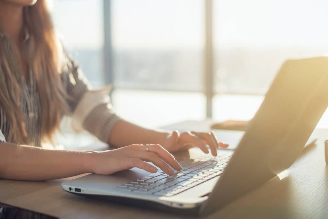 Wer digital werben möchte, muss sich auch im Netz an alle Regelungen des Heilmittelwerbegesetzes halten.  / Foto: AdobeStoch/Zaripov Andrei
