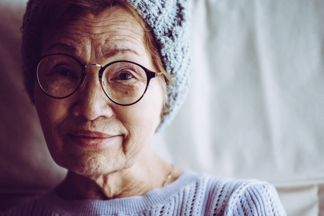 Die Weltbevölkerung altert, nicht nur in Japan, und zunehmend brauchen schon Kinder und Jugendliche eine Brille. Insgesamt erhöht sich so die Zahl der Fehlsichtigen weltweit stark, berichtet die WHO. / Foto: Adobe Stock/beeboys