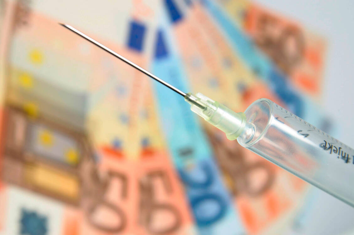 Laut zwei Ärzteverbänden werden die Apotheker für ihre Grippeschutzimpfungen mehr Honorar abrechnen können als die Mediziner. / Foto: imago stock&people