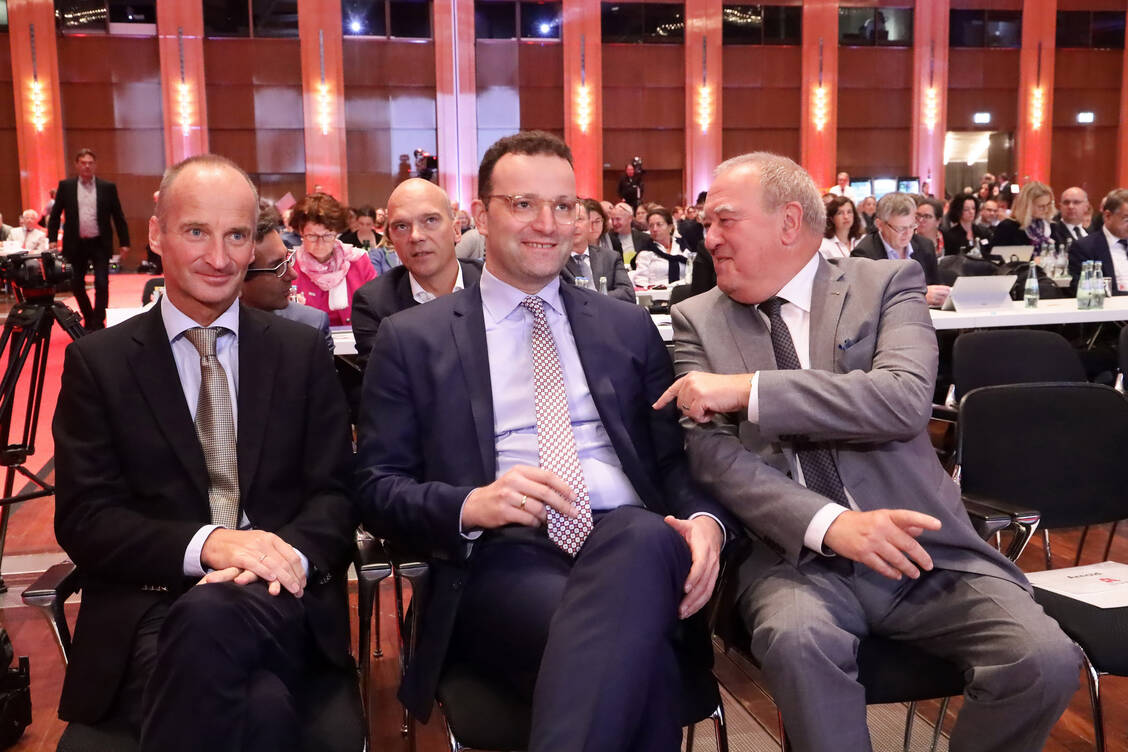 Friedemann Schmidt und Fritz Becker, hier 2019 mit Bundesgesundheitsminister Jens Spahn (CDU) beim Deutschen Apothekertag in Düsseldorf, traten viele Jahre auf Bundesebene für die politischen Belange der Apothekerschaft ein. / Foto: PZ/Alois Mueller