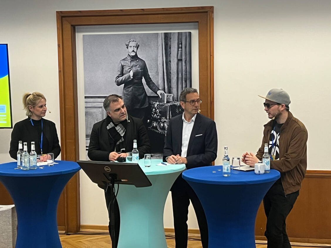 Diskutierten über die Rolle der Apotheken in der Gesundheitsversorgung von morgen (v.l.): Moderatorin Ariane Schenk vom Verband Bitkom, der SPD-Bundestagsabgeordnete Christos Pantazis, Rainer Kern von Doc Morris und Professor Simon Reif, Gesundheitsökonom vom ZEW Mannheim. / © PZ/Höhn