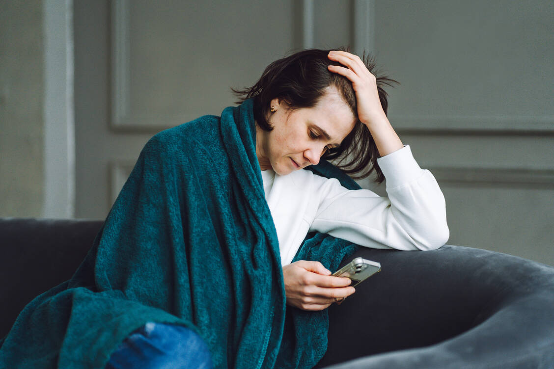 Wenn Patienten eine verordnete DiGA nicht regelmäßig nutzen, kann dahinter das Gefühl stecken, dass einem persönlich die Anwendung nicht weiterhilft. / © Getty Images/Olga Rolenko