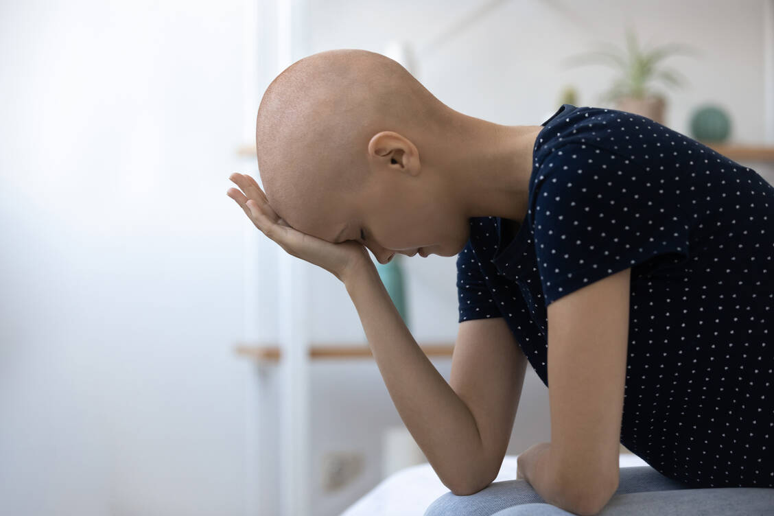 Eine Krebserkrankung ist psychisch und körperlich extrem belastend, auch dann, wenn es sehr gute Behandlungsmöglichkeiten gibt. Die professionelle Psychoonkologie ist eine gut etablierte Therapieergänzung. / Foto: Getty Images/fizkes