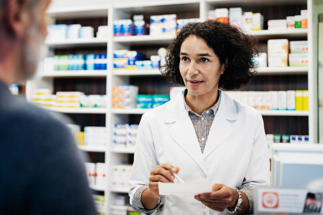 Laut Änderungsanträgen der Regierungsfraktionen soll die vorübergehende Aufrechterhaltung des Apothekenbetriebs durch erfahrene PTA erprobt werden. / © Getty Images/Tom Werner