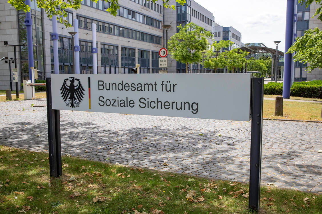 Versandapotheken mit Sitz insbesondere in den Niederlanden verstoßen weiterhin gegen die in Deutschland geltende Arzneimittelpreisbindung für verschreibungspflichtige Arzneimittel, indem sie Boni und Rabatte gewähren, sagt die Freie Apothekerschaft. / © Imago Images/Future Image