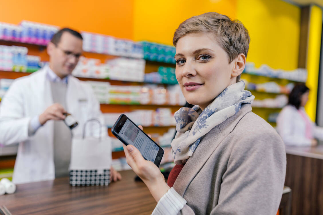 Im Geschäft der Vor-Ort-Apotheken ist der derzeit viel Bewegung. Doch insgesamt kommen wieder mehr Kunden in die Offizin und die Umsatz- und Absatzzahlen steigen. / Foto: Getty Images/Westend61