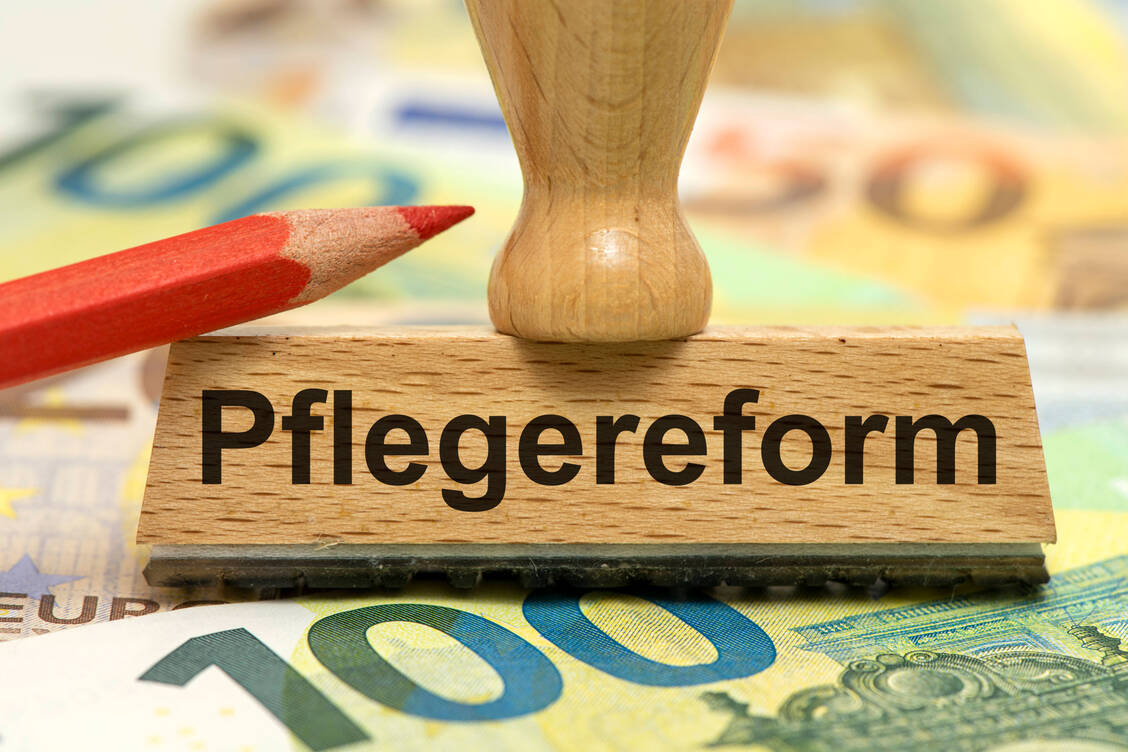 In verschiedenen Runden wollten Union und SPD weiter nach einer Lösung für die anstehende Pflegereform suchen, wie es aus der Koalition hieß. / © Imago/Wolfilser