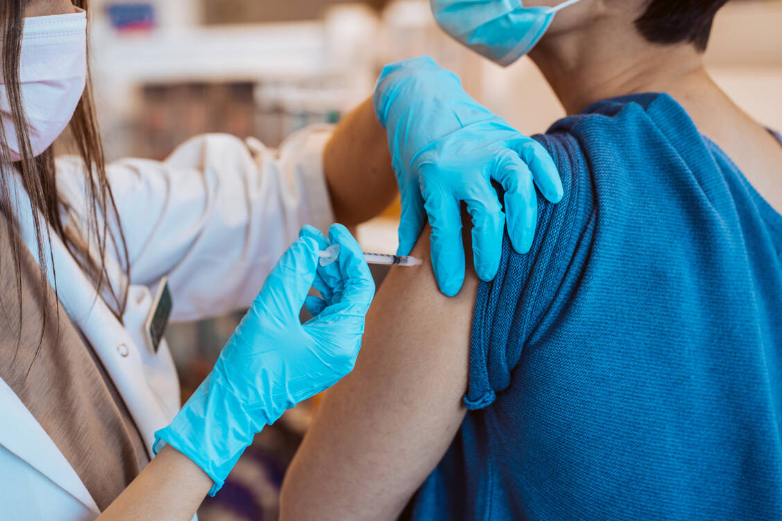 Die Auslieferung der Grippeimpfstoffe für die kommende Influenza-Saison hat bereits begonnen. Die Apotheken versorgen die Arztpraxen mit Impfstoffen und impfen nach entsprechenden Schulungen auch selbst.  / © Adobe Stock/Lucia Romero Fotografía