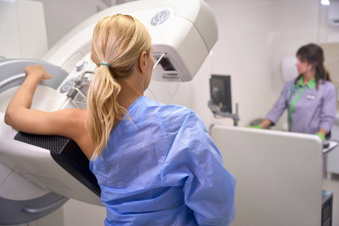 Auch Frauen zwischen 45 und 49 Jahren können in Zukunft am Mammographie-Screening teilnehmen. / © Getty Images/yacobchuk