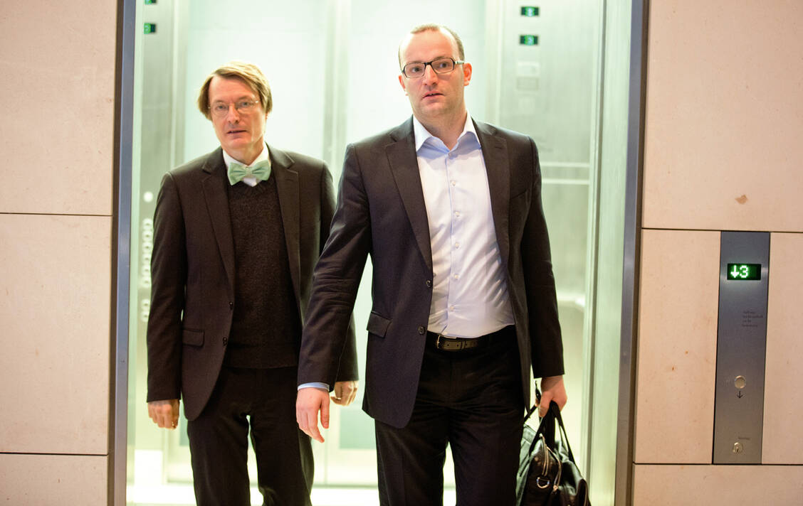 Wollen offenbar im Sinne der Apotheker gemeinsame Sache machen: Professor Karl Lauterbauch (SPD, links) und Bundesgesundheitsminister Jens Spahn (CDU). / Foto: dpa