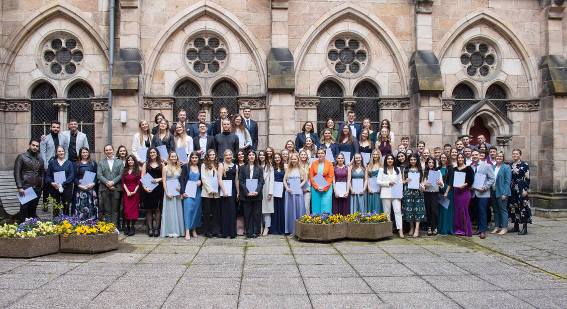 Die Absolventinnen und Absolventen des Wintersemesters 2022/23 vor der Alten Universität in Marburg / Foto: Fachbereich Pharmazie Marburg/Gerlach-Riehl