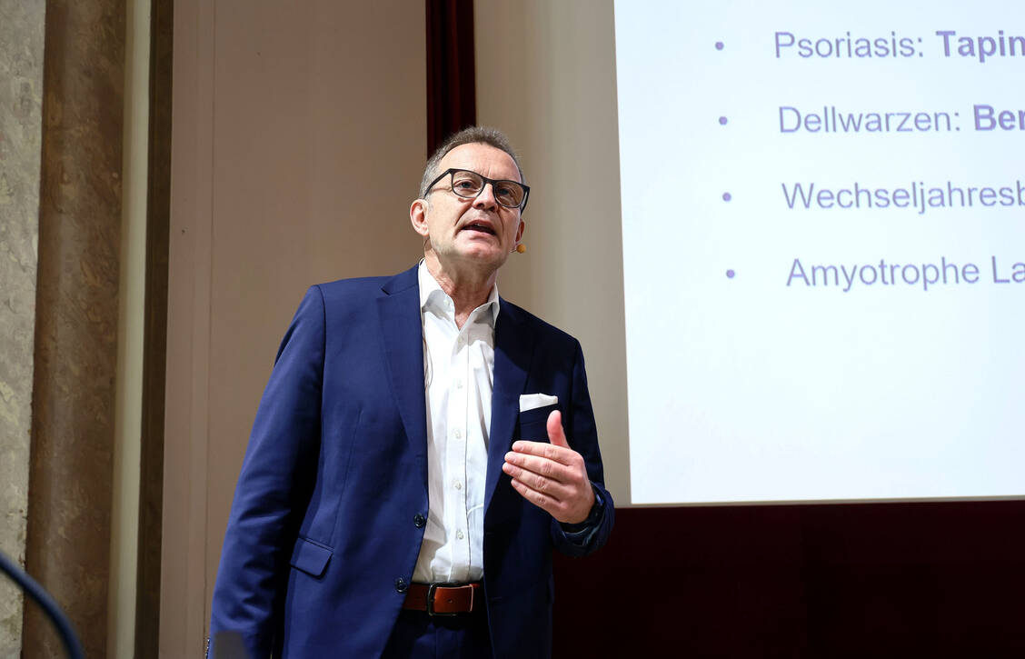 Professor Dr. Manfred Schubert-Zsilavecz stellte traditionell am Mittwochmorgen beim Pharmacon in Meran Arzneistoffe vor der Zulassung vor.  / Foto: PZ/Alois Mueller