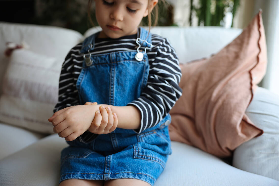 Klagen Kinder über einen längeren Zeitraum über schmerzhafte, geschwollene Gelenke, sollte man an Rheuma denken. Hinzu kommen unspezifische Symptome wie ständige Müdigkeit und Augenentzündungen. / Foto: Getty Images/ozgurcankaya