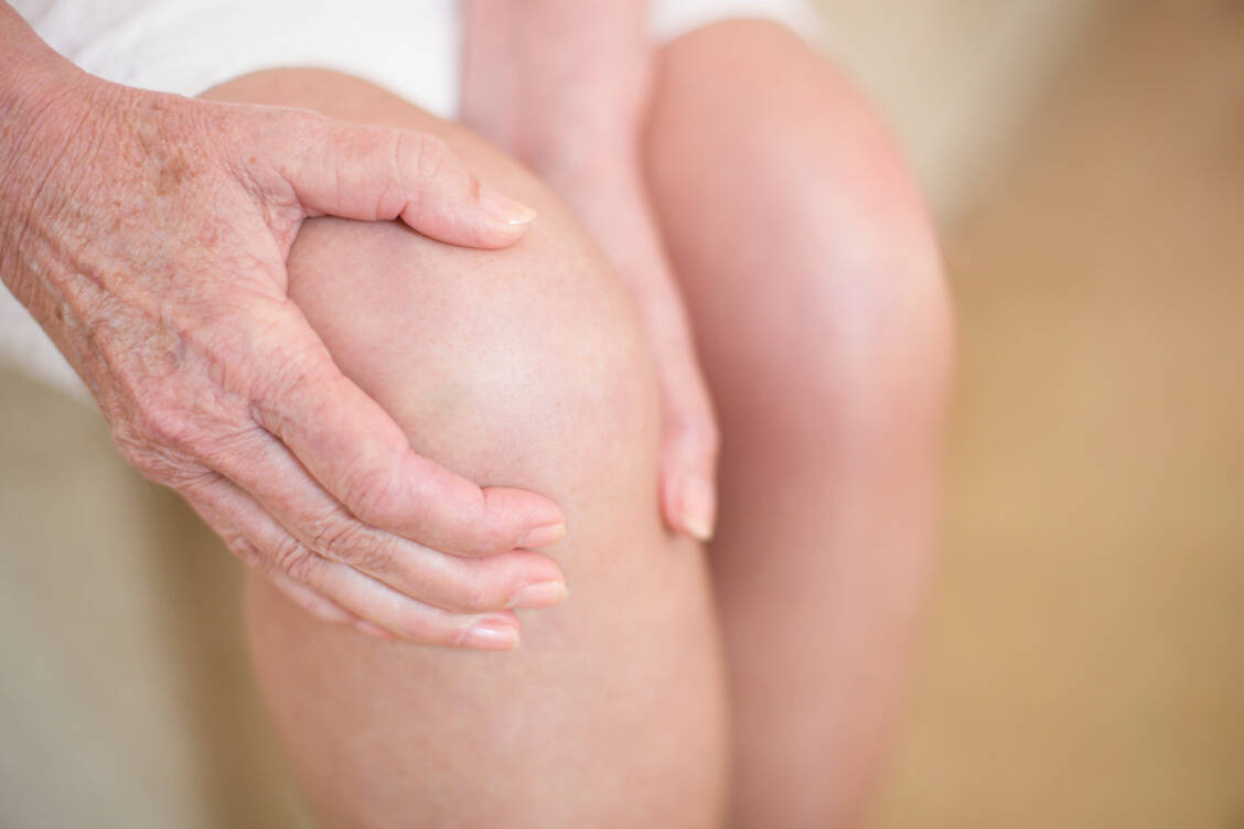 Aufhalten lässt sich ein Gelenkverschleiß nicht. Jedoch kann ein Fortschreiten mit Mitteln der Selbstmedikation verlangsamt werden. / Foto: Getty Images/Science Photo Library