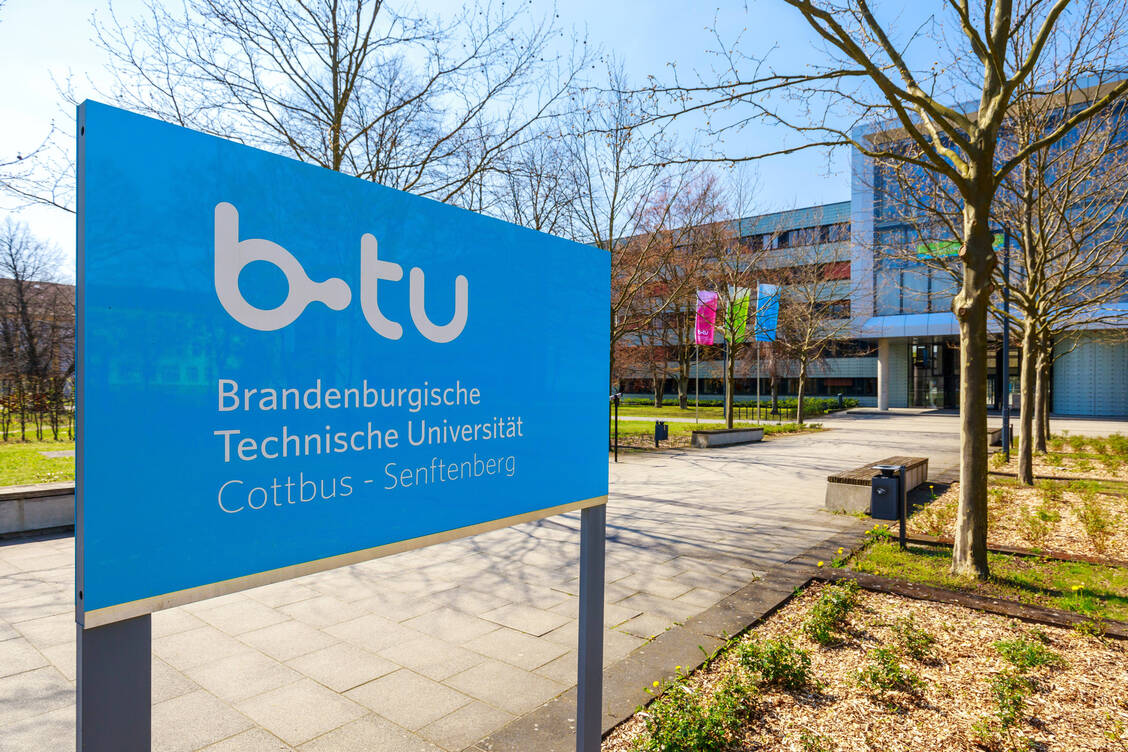 Neue Pläne für die BTU Cottbus: Womöglich kann man hier künftig auch Pharmazie studieren. Derzeit arbeitet eine länderübergreifende Fachgruppe an einem Konzept zur Umsetzung eines Studiengangs Pharmazie.  / Foto: IMAGO/Andreas Franke