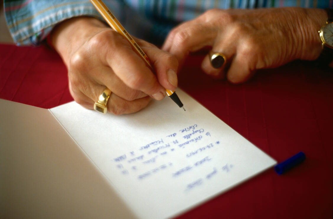 Lässt die Wirksamkeit der Medikation nach, haben Parkinson-Patienten große Schwierigkeiten mit der Feinmotorik. / Foto: Getty Images/Olivier Truan Photography