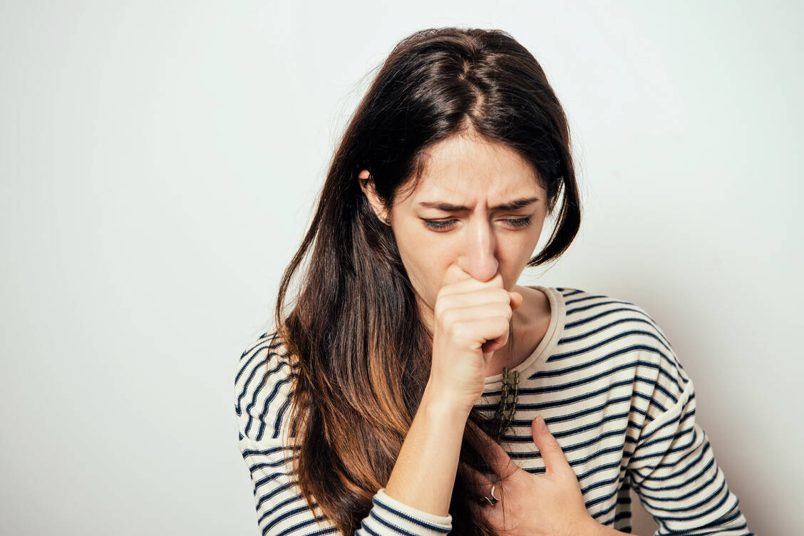 Husten ist neben Atemnot, Fieber, Abgeschlagenheit und Schüttelfrost ein typisches Symptom der Lungentuberkulose. / Foto: Shutterstock/file404