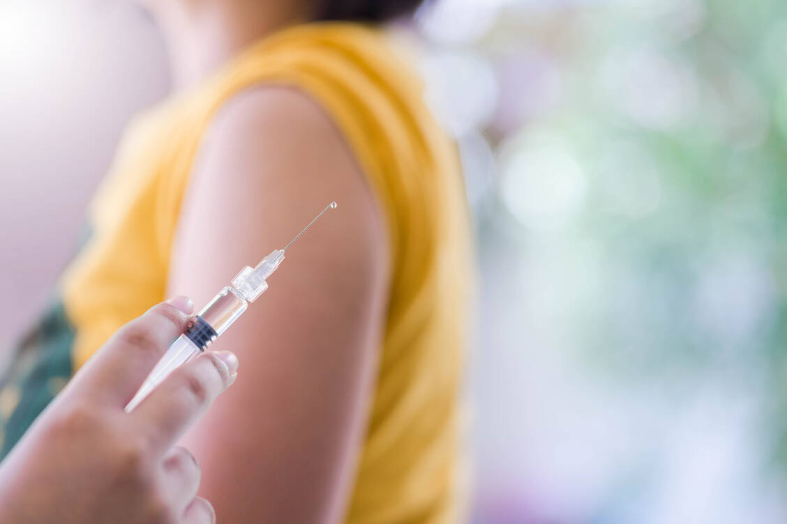 Das Gesundheitsunternehmen Viatris stellt für die kommende Saison die Grippeimpfstoffe Influvac® Tetra und Xanaflu® Tetra bereit. / Foto: Getty Images/Manit Chaidee