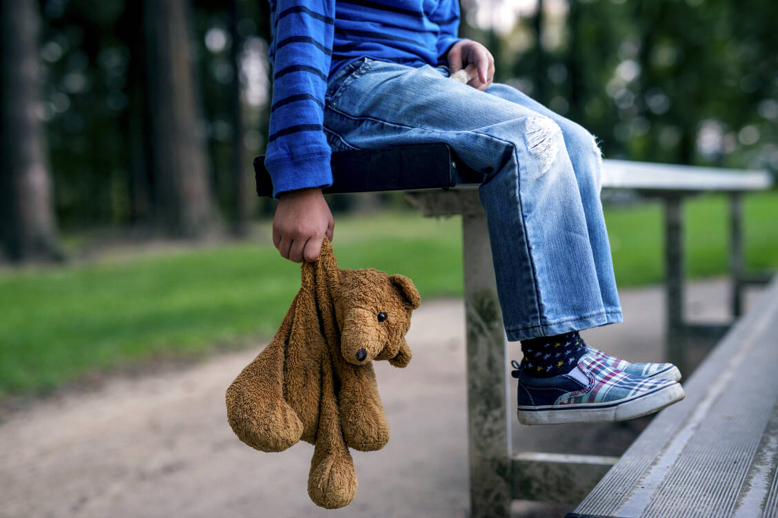 Armut macht oft einsam. Das betrifft auch Kinder und kann ihre körperliche und psychische Gesundheit beeinträchtigen. / © Getty Images/FatCamera
