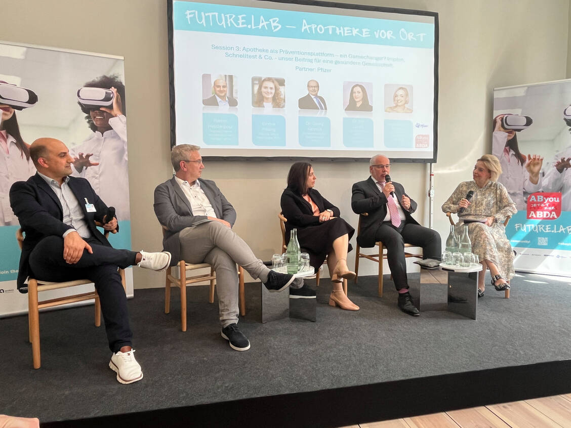 »Apotheke als Präventionsplattform – ein Gamechanger?« hieß das Panel, das sich unter anderem ums Impfen in Apotheken dreht. / © PZ/Alexander Müller