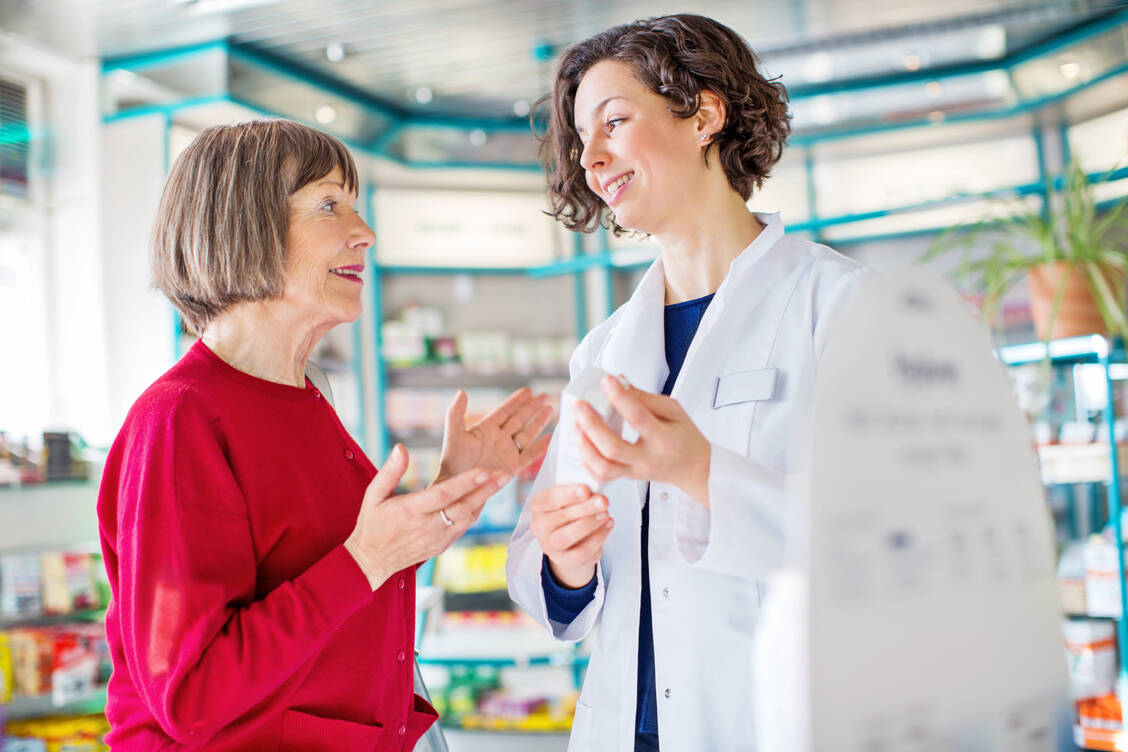Unter den Heilberuflern vertrauen die Deutschen den Apothekern am meisten. Insbesondere im Zuge der Coronavirus-Krise hat die Apotheke noch mehr an Wertschätzung gewonnen. / Foto: Getty Images/alvarez