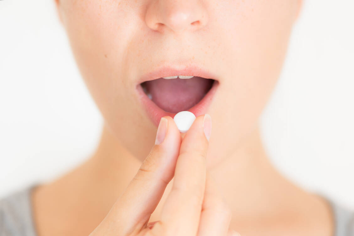 Bei der Aut-simile-Substiution von Antihistaminika oder Antipsychotika können Apotheker nun die Äquivalenzdosen-Tabellen der AMK zu Hilfe nehmen.  / Foto: Adobe Stock / Stefano Garau