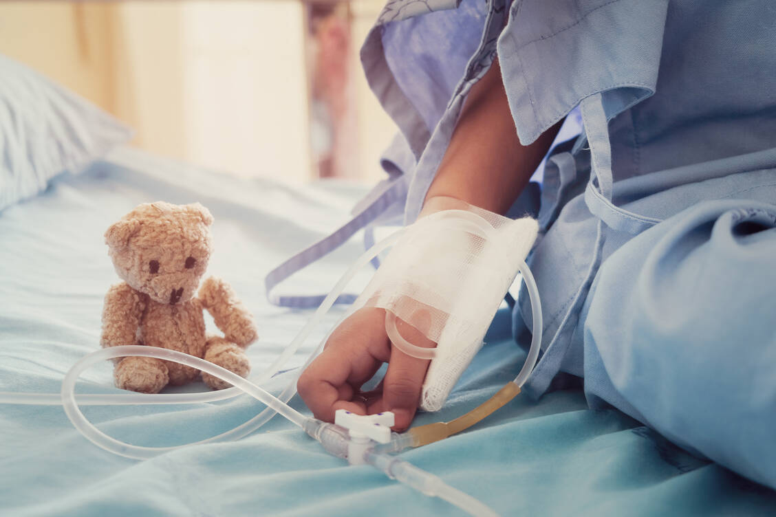 Chronisch schwer kranke Kinder haben bei langen Krankenhausaufenthalten ein erhöhtes Risiko für venöse Thromboembolien. Das NOAK Rivaroxaban könnte bald für sie zugelassen werden.  / Foto: Adobe Stock/Nutthavee