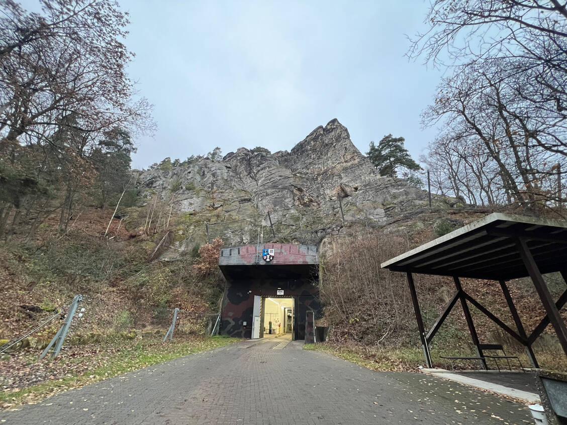 Außenansicht und Eingangsbereich des Stollensystems. / © PZ/Höhn