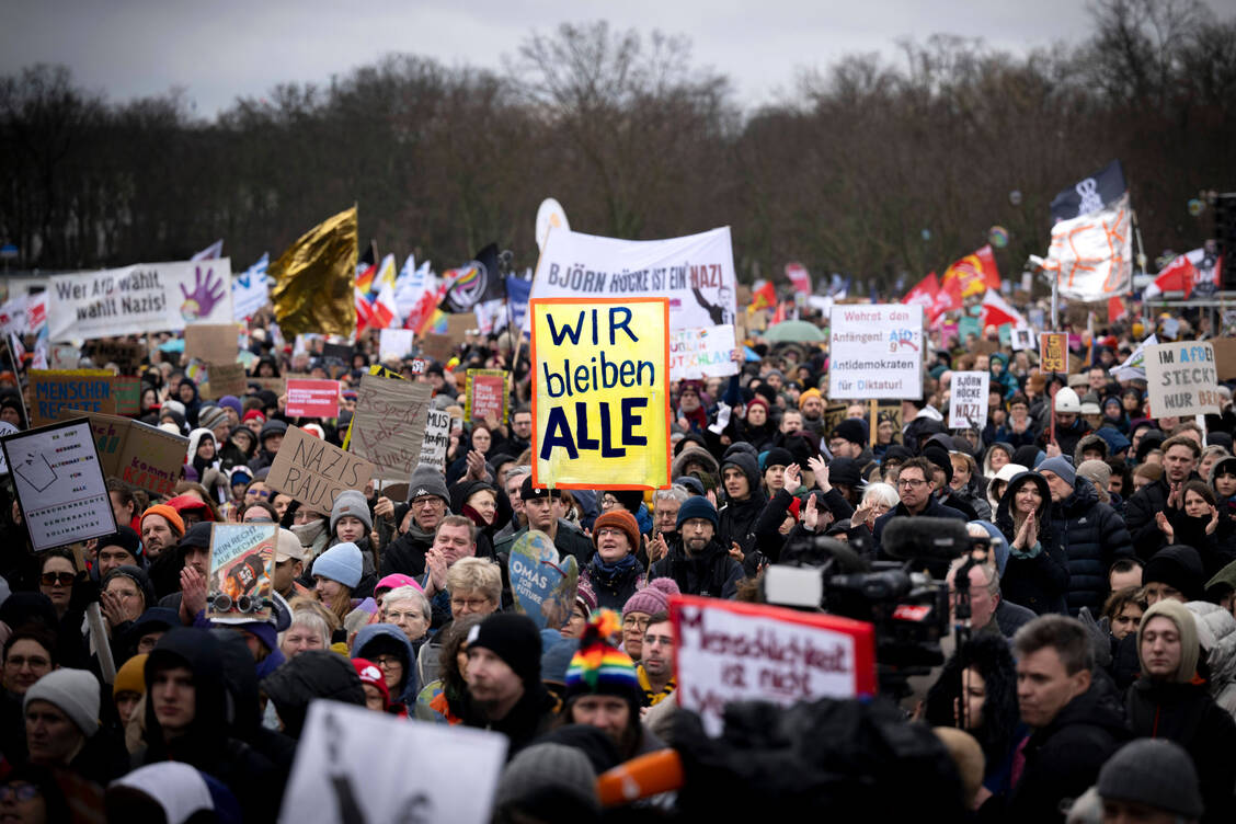 In den vergangenen Wochen demonstrierten hunderttausende Menschen gegen Rechtsextremismus.  / Foto: IMAGO/IPON