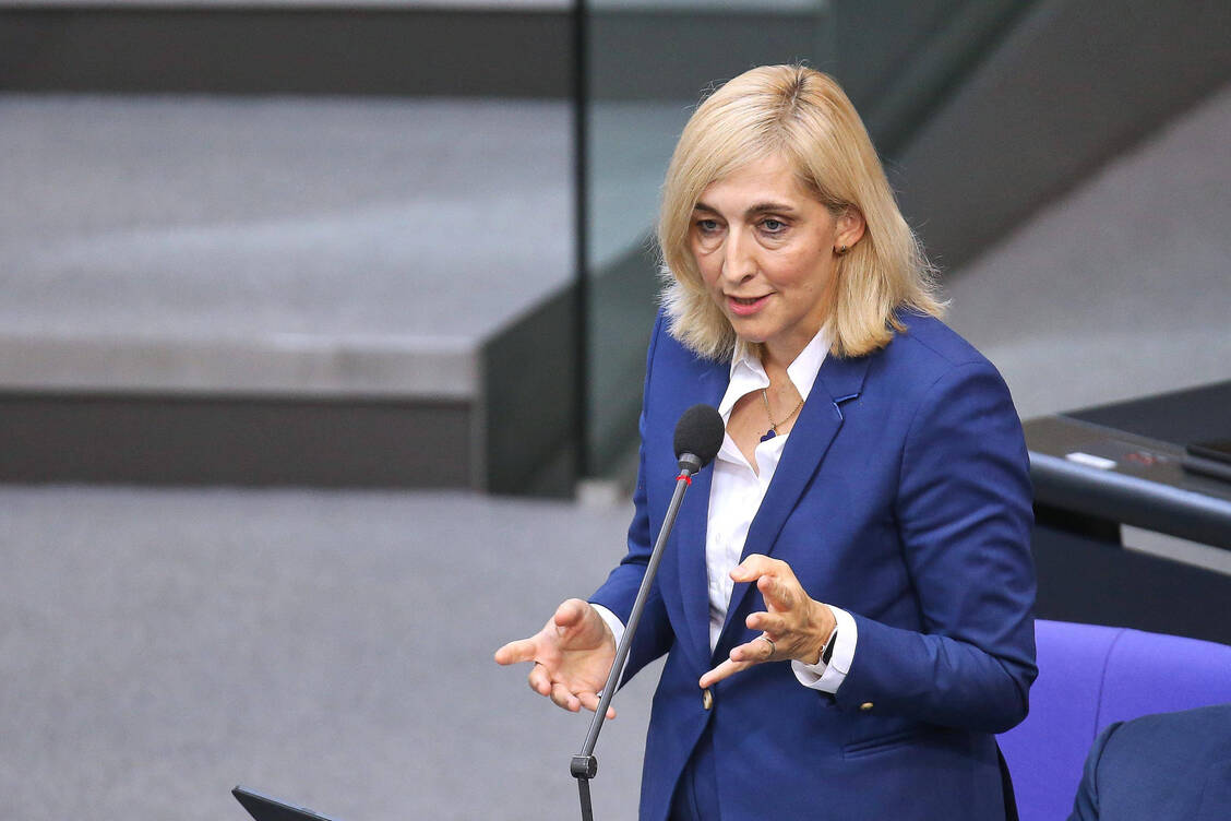 Heute musste sich Gesundheitsministerin Nina Warken (CDU) den Fragen der Abgeordneten im Bundestag stellen. / © Imago/dts Nachrichtenagentur