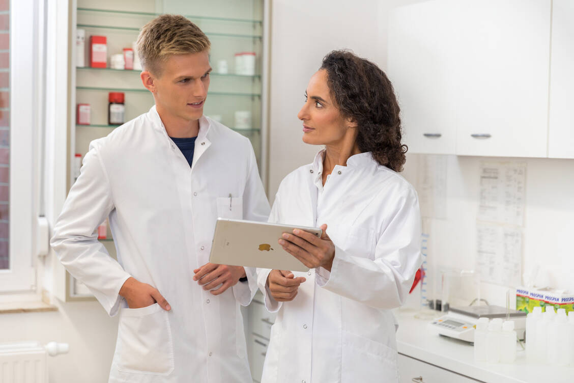 Teamführung: Wer eine Apotheke leiten möchte, sollte sich vorab über die Zuständigkeiten im Klaren sein und auf entsprechende Details im Arbeitsvertrag achten. / Foto: ABDA