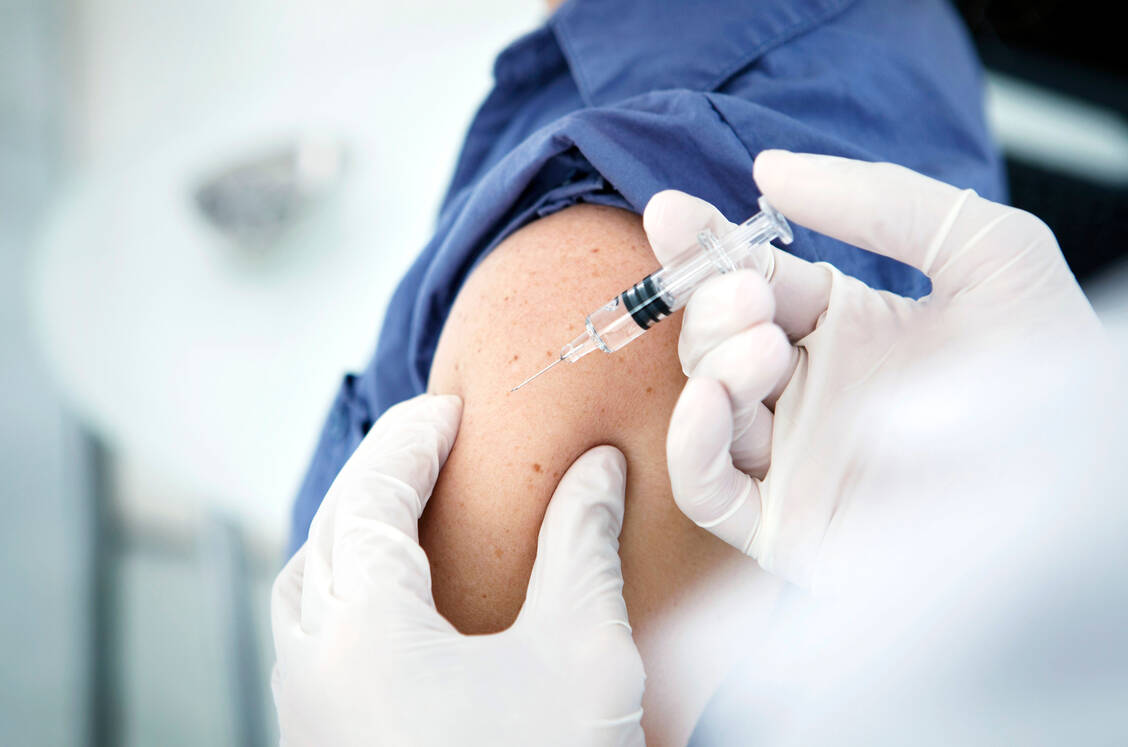 Im Rahmen von Modellvorhaben impfen Apotheker und Apothekerinnen gesetzlich Krankenversicherte gegen Grippe. Die Impftechnik erlernen sie in einer Schulung. / Foto: Your Photo Today
