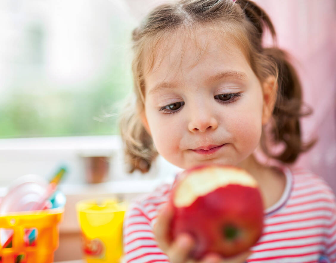 Lecker Apfel: Darmbakterien können durch eine ballaststoffhaltige Ernährung angefüttert werden. Dabei entstehen vermehrt kurzkettige Fettsäuren, die die Darmschleimhaut und die Immunabwehr unterstützen.  / Foto: iStock/KeremYucel