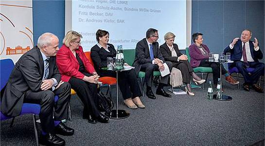 Es diskutierten: (v.l.n.r.) Andreas Kiefer, BAK-Präsident; die Gesundheitsexpertinnen der Fraktionen: Kordula Schulz-Asche (Grüne), Maria Michalk (CDU), Hilde Mattheis (SPD), Kathrin Vogler (Linke) und der DAV-Vorsitzende Fritz Becker.