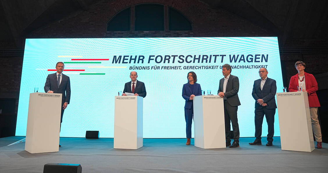 Die Ampel steht: Wie sich SPD, Grüne und FDP die nächsten vier Jahre vorstellen und was ihre Kernthemen sind, berichteten die Koalitionspartner heute in Berlin bei der Präsentation ihres Koalitionsvertrags. / Foto: picture alliance/dpa